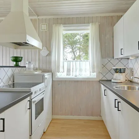 Three-bedroom Holiday In 97 *